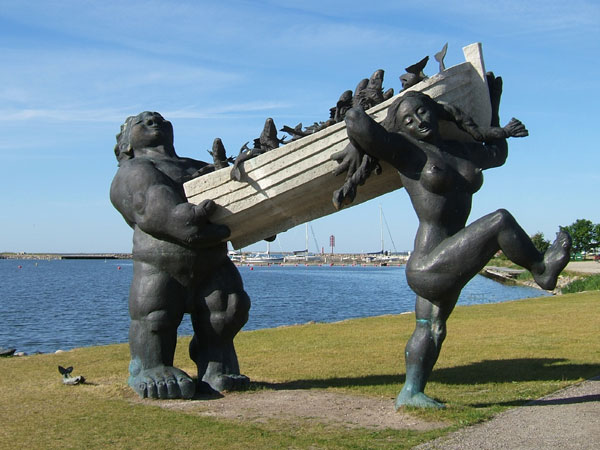 Statue of Tõll and Piret in Kuressaare